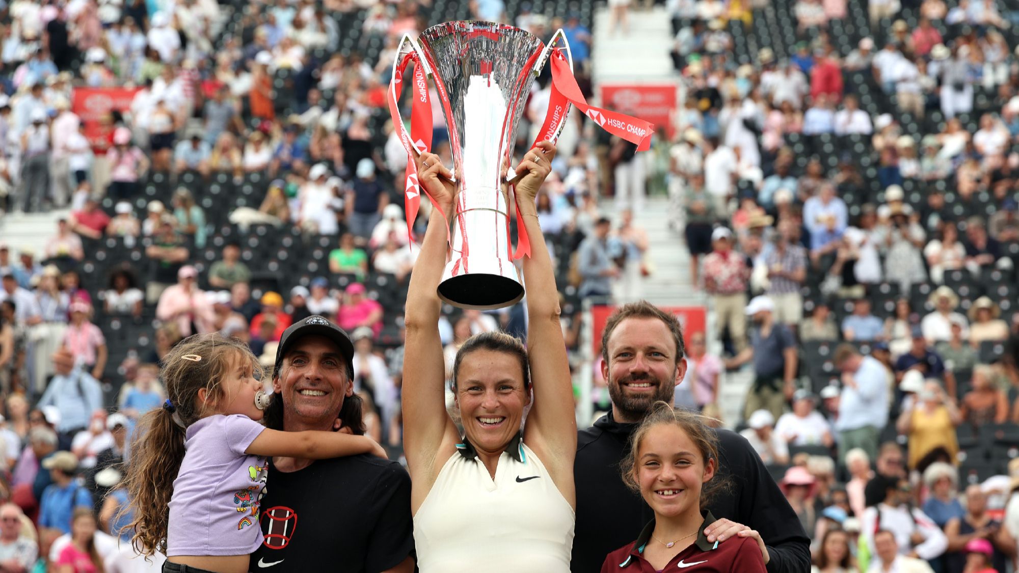 包含足球场上的女王：女子队伍斩获胜利的词条