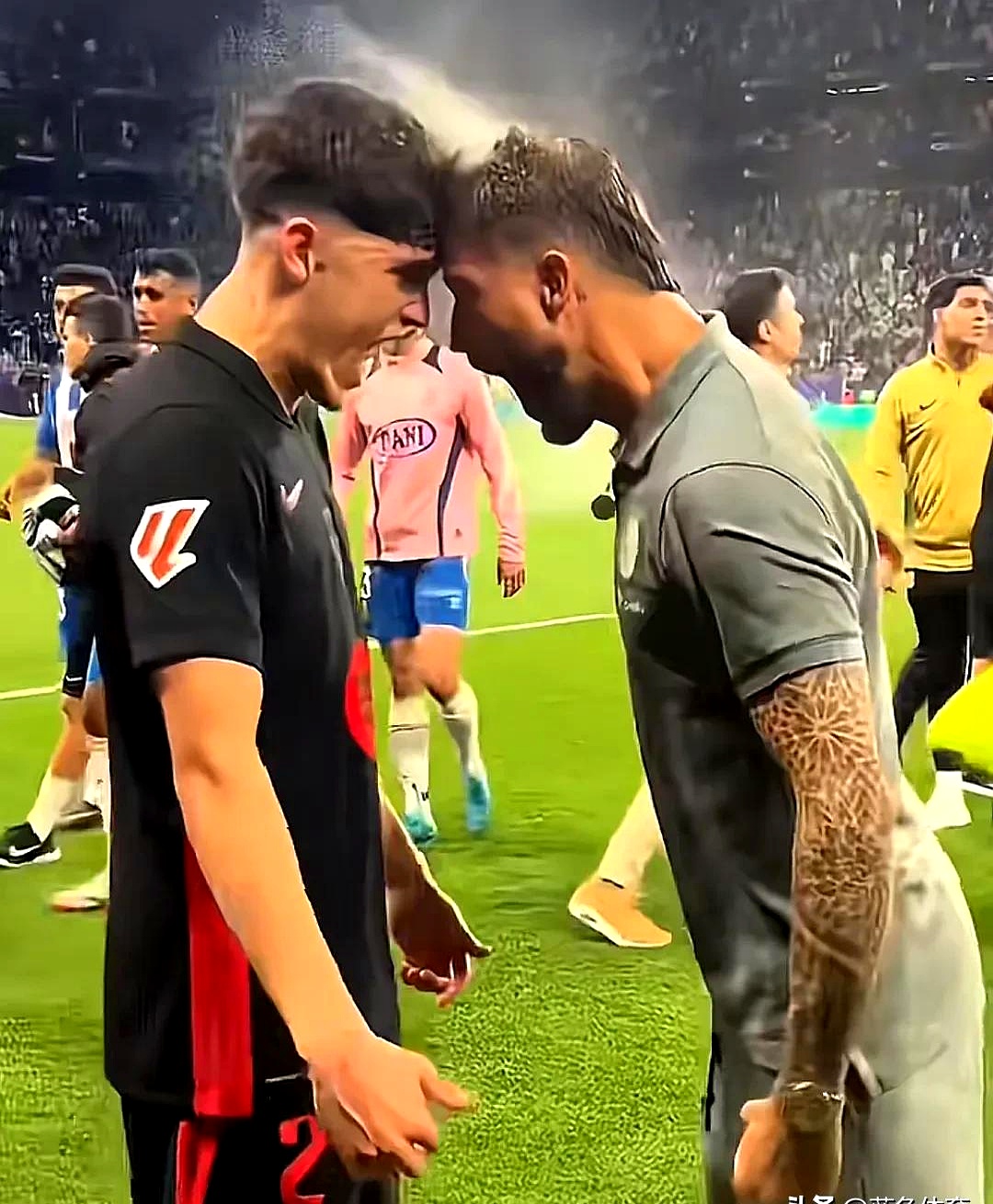 赛场上的团结与拼搏,球员战术发挥巧妙 赛场上的团结与拼搏,球员战术发挥巧妙