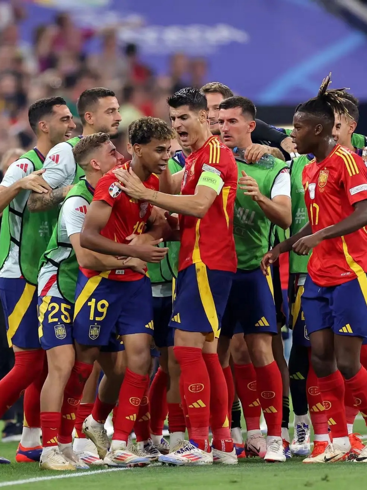 关于西班牙再战成功晋级欧锦赛,大师华丽演出的信息 关于西班牙再战成功晋级欧锦赛,大师华丽演出的信息