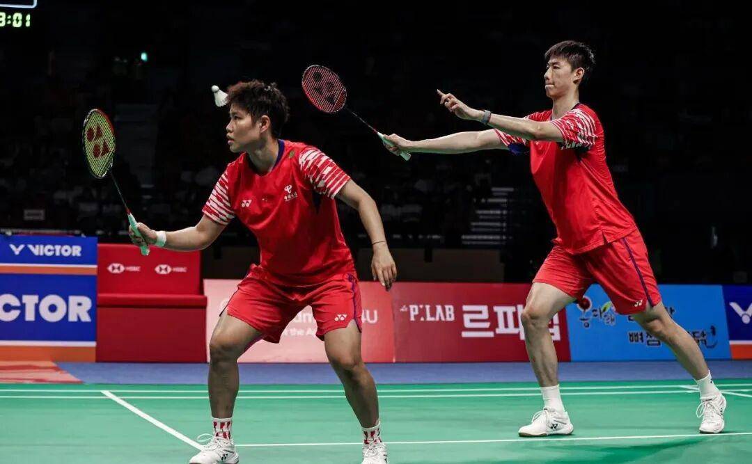 万众瞩目羽毛球赛场逐鹿激烈的简单介绍