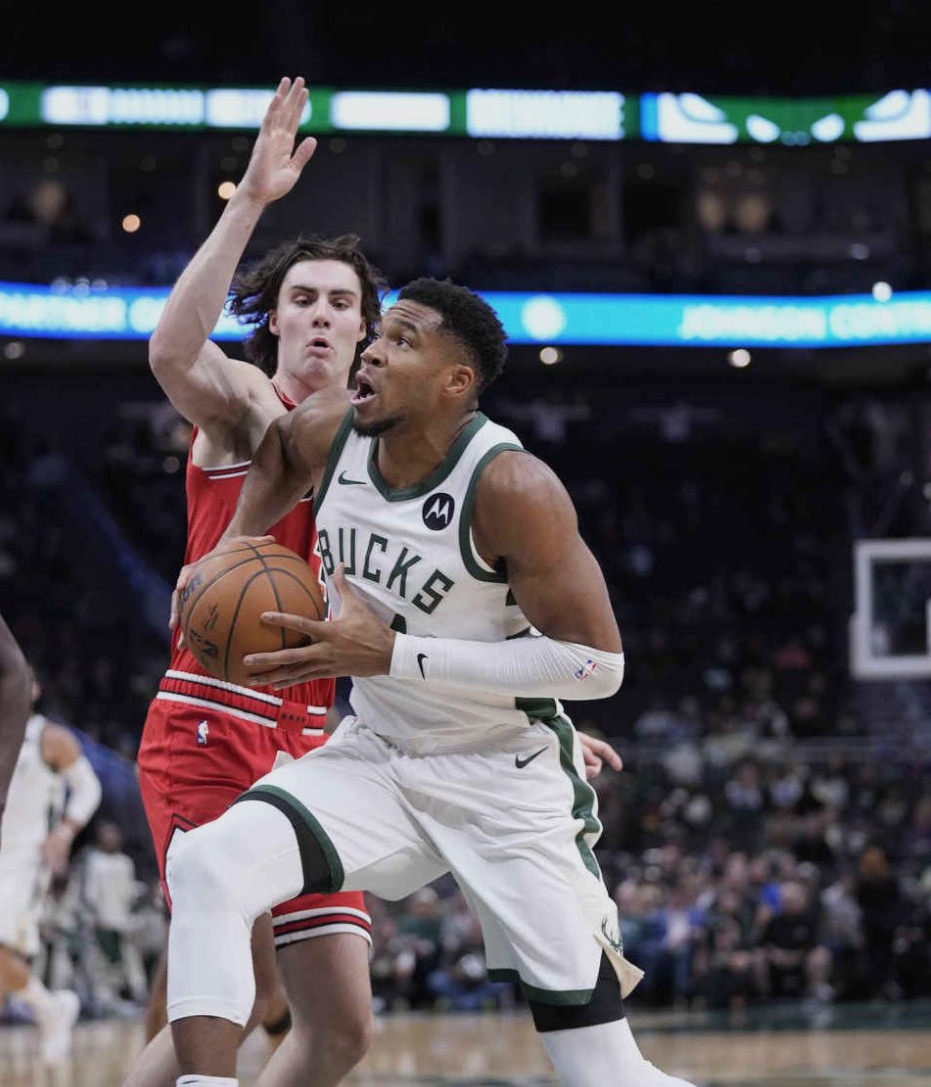 包含雄鹿惊险击败:阿德托昆博致胜球队的词条