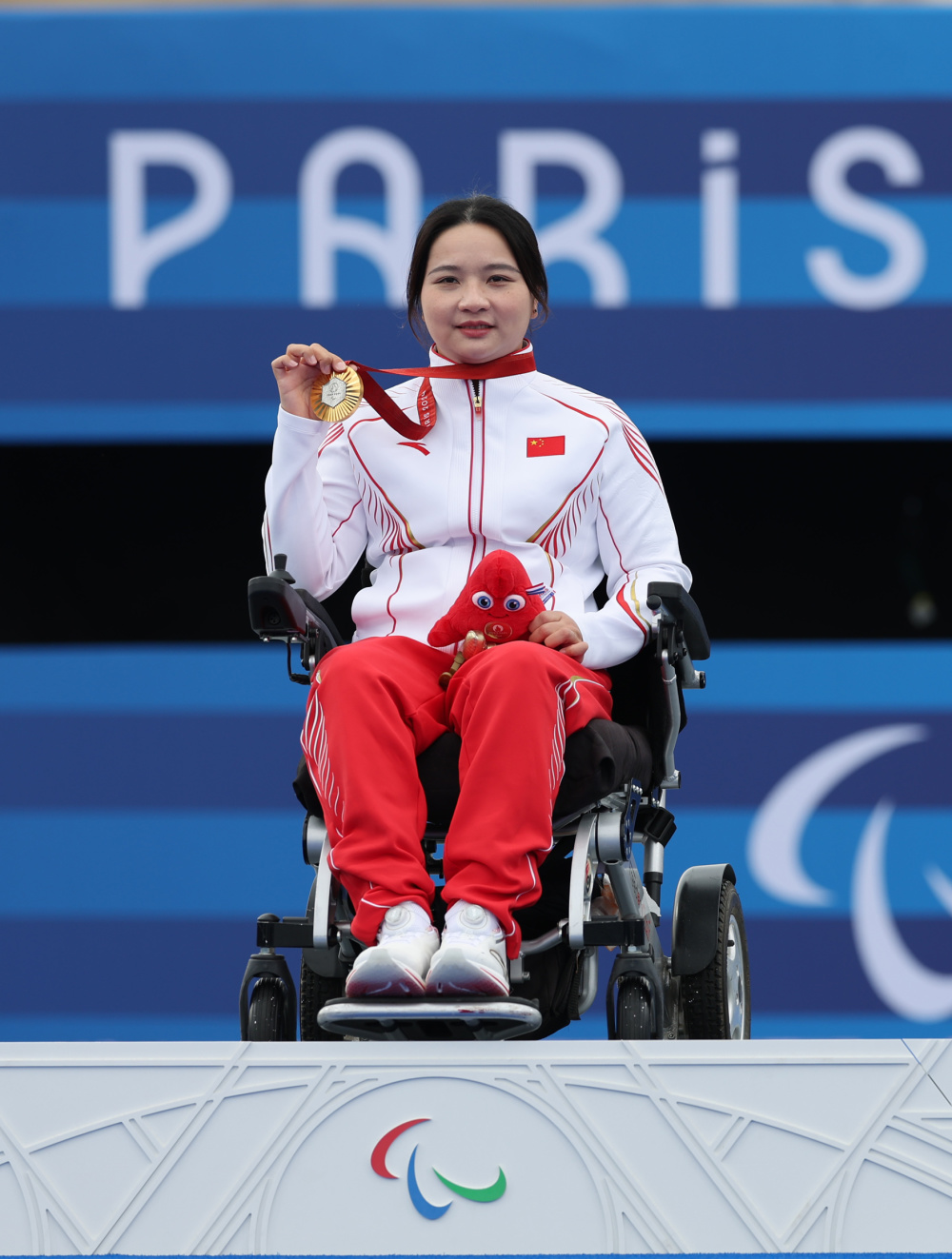 芬兰选手夺得射箭比赛金牌，技艺高超