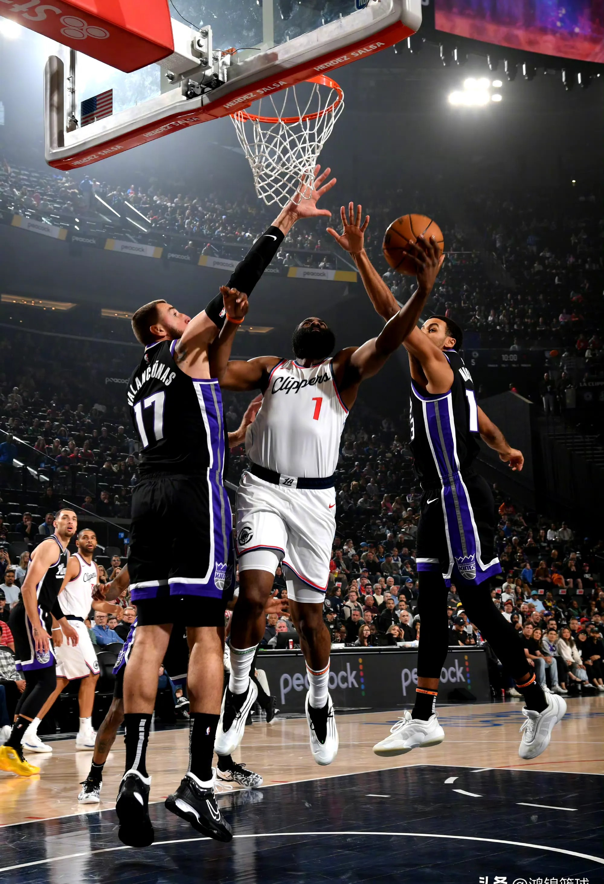 火箭背靠背告捷，哈登绝杀成神奇一幕的简单介绍