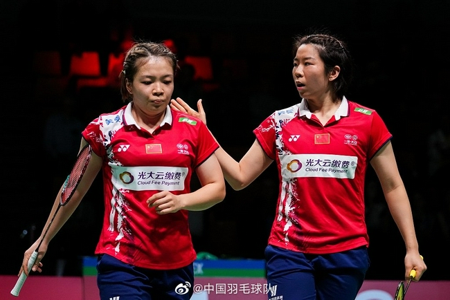 包含丹麦队横扫印度队，黄鸭组合统治全场的词条