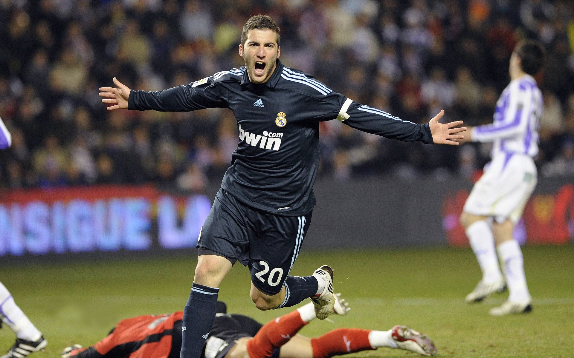 赛道上的探戈，迪巴拉率队征服F1街道赛之夜