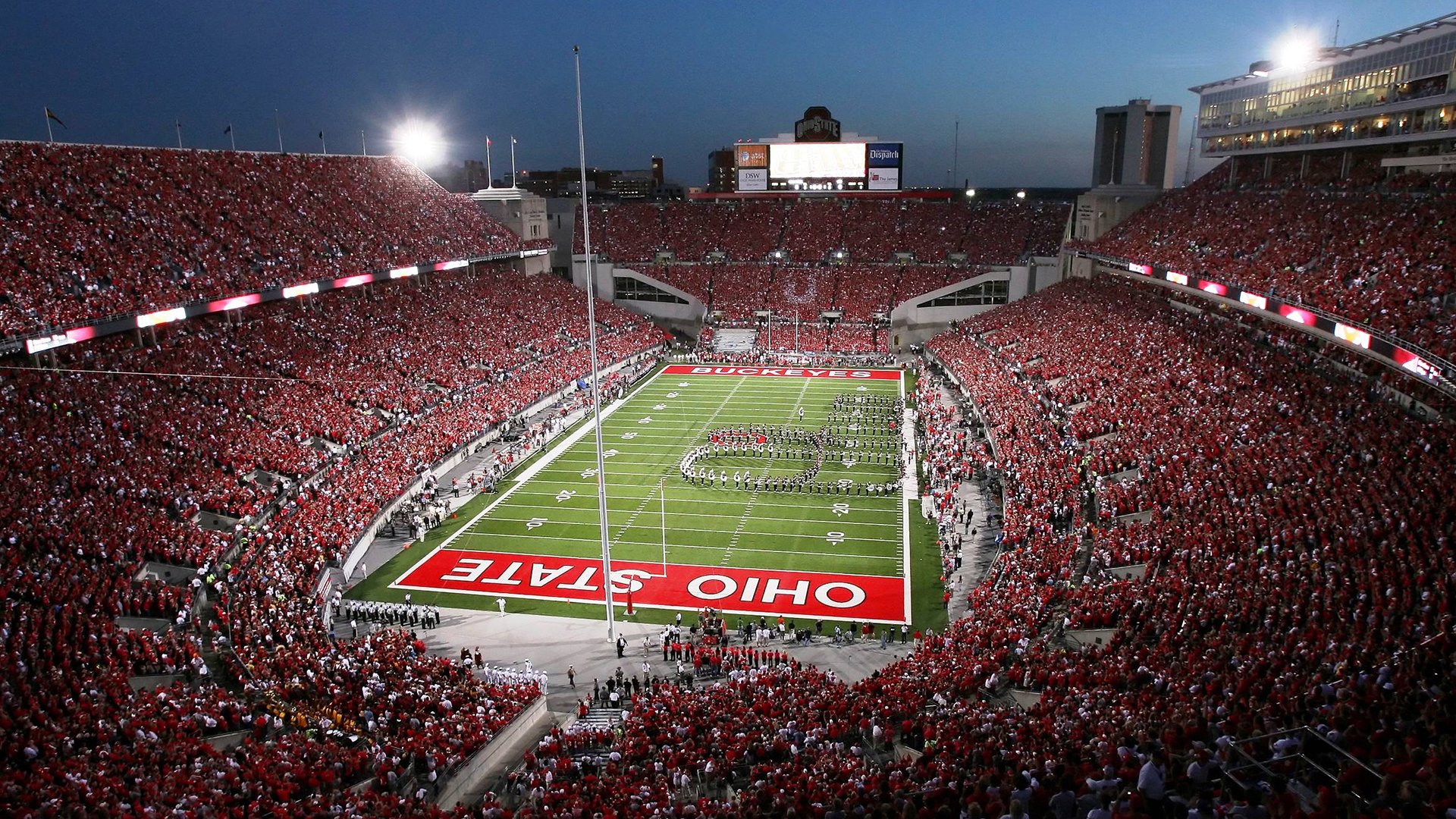 绿茵与硬木的碰撞，当欧冠焦点战遇见森林狼横扫广厦